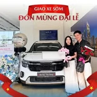 Kia Quảng Trị - Khách hàng nhận xe sau khi hoàn tất thủ tục.