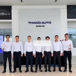 Kia Quảng Trị - Hỗ trợ khách kiểm tra xe trước khi nhận.