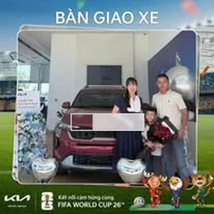 Kia Quảng Trị - Hỗ trợ khách kiểm tra xe trước khi nhận.